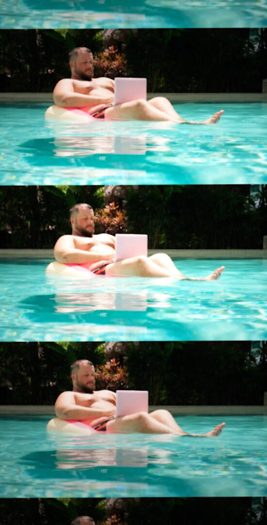 11 mann im pool mit laptop stoerbild