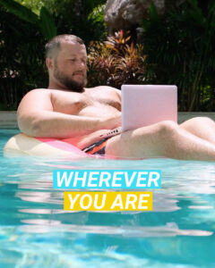 3 mann im pool mit laptop