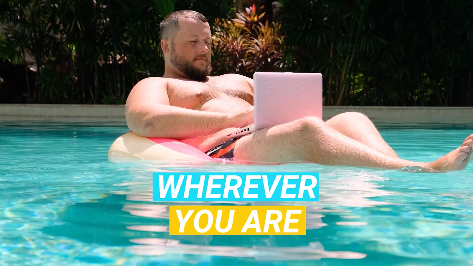 7-mann-auf-schwimmreif-im-pool-mit-laptop